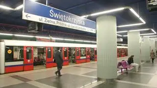 W metrze spokojnie