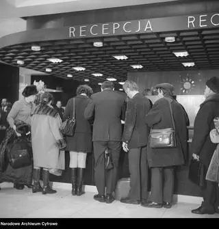 Goście w recepcji hotelu Forum (1974) 