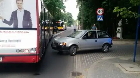 Najpierw rajd, później ucieczka przed policją. Zatrzymał go kierowca autobusu 