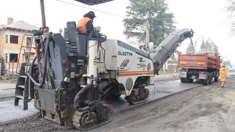 Zamknęli część Traktu Lubelskiego.  Zrywają zniszczony asfalt