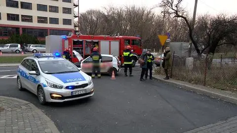Wypadek dwóch aut i autobusu. Ranny kierowca