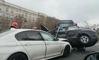 Zderzenie dwóch samochodów na ulicy Banacha