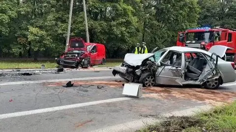Dwa rozbite auta na Bielanach, "jedna osoba zakleszczona w pojeździe"
