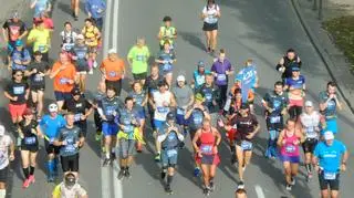 Biegacze na trasie 41. Maratonu Warszawskiego