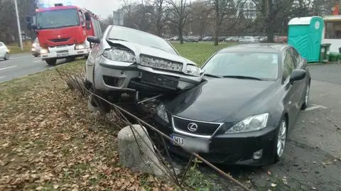 Fiat zawisł na lexusie. "Kierowca prawdopodobnie zasłabł"