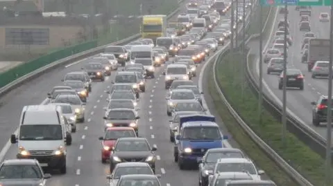 Dwie kolizje, pięć rozbitych aut i ogromny korek na S8