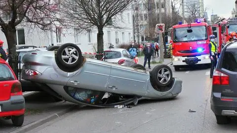 Dachowanie na Mokotowie, uszkodzonych kilka aut. Policja: kierowca "wydmuchał" trzy promile