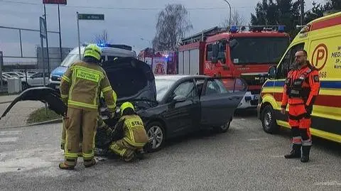 Zderzenie dwóch samochodów na skrzyżowaniu