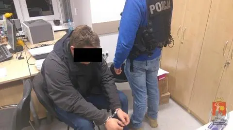 "Ściągnęli go z roweru i uderzyli w głowę". Agresywni kierowcy zatrzymani