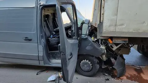 Bus zderzył się z ciężarówką na POW. Na miejscu lądował śmigłowiec ratunkowy