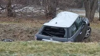 Auto wpadło do rowu