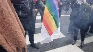 Uczestnicy marszu spalili flagę LGBT 