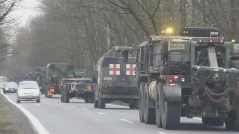 Wojska NATO wyruszyły z Wesołej. Działa, cysterny, terenowe hummery