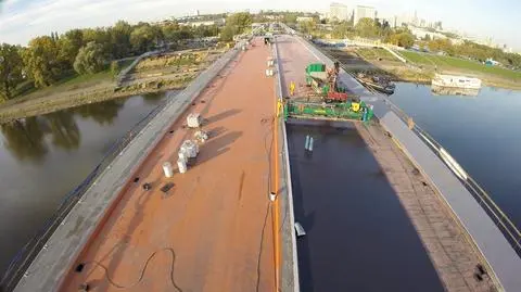 Ostatnie prace na Łazienkowskim. Widok na most z drona