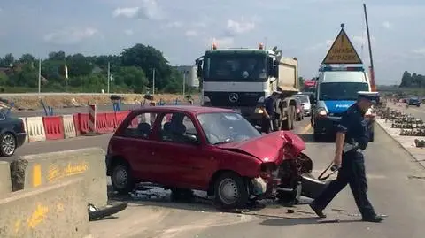 Wjechał w betonowe bariery  na Trasie Toruńskiej