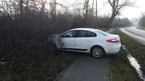 Zniszczony samochód zalega w krzakach. "Ustalamy do kogo należy"