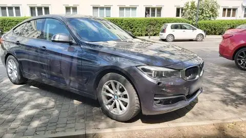 Pościg za kierowcą bmw. "Porzucił samochód i uciekł dalej pieszo"