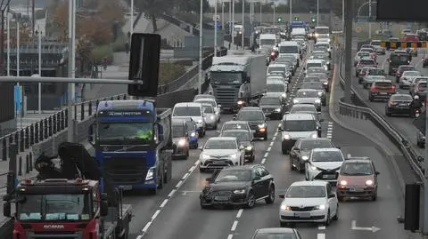 Mała kolizja, duże utrudnienia. Wisłostrada stanęła w korku po zderzeniu trzech aut