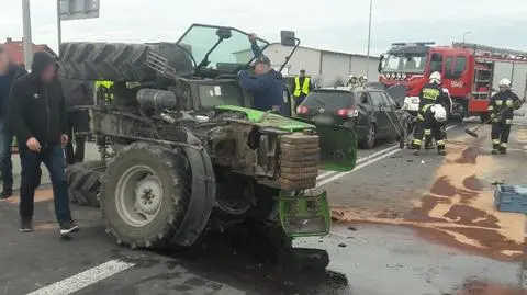 Samochód zderzył się z traktorem. Maszyna... pękła na pół