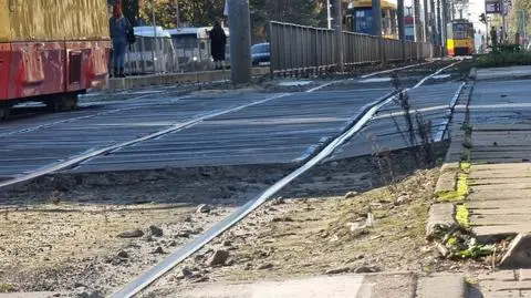 Na ruchliwym skrzyżowaniu zapada się przejazd przez tory tramwajowe