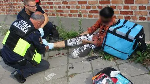 Młody mężczyzna przewrócił się na hulajnodze i upadł na beton