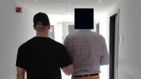 Policjant z zatrzymanym mężczyzną 