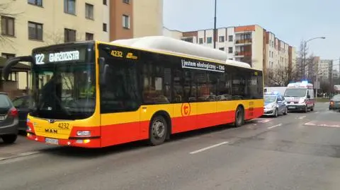 Gwałtowne hamowanie autobusu na Bielanach. Pasażerka w szpitalu