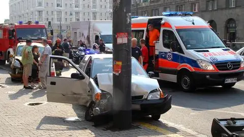 Suzuki na latarni po zderzeniu z toyotą