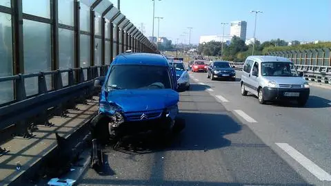 Citroen wjechał w barierę. Policja szuka kierowcy