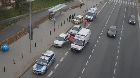 Zderzenie na Wisłostradzie. "2 osoby zabrano do szpitala"