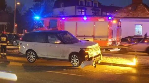 Range Rover uderzył w latarnię na Mokotowie