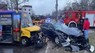 Zderzenie samochodu z autobusem podmiejskim