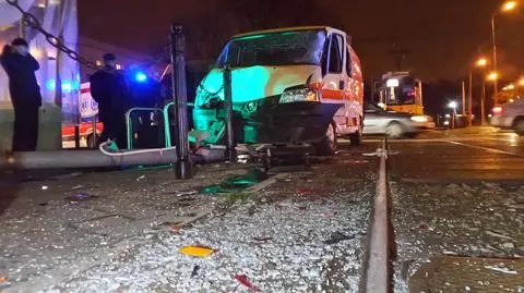 Zderzenie dostawczaka z "6" na placu Wilsona