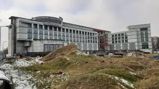 Niedokończony biurowiec na Bielanach zostanie rozebrany