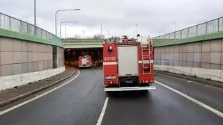 Auto dachowało w tunelu