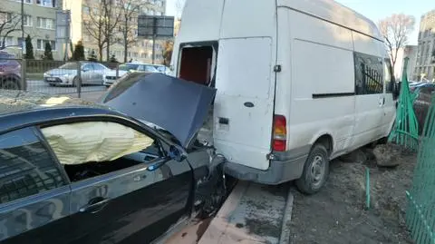 Autem osobowym wjechał w busa. Ten uszkodził dwa inne samochody i ogrodzenie