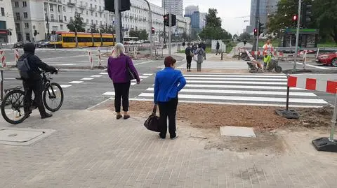 Skrzyżowanie Marszałkowskiej i Królewskiej już przejezdne, na chodnikach wciąż prowizorka