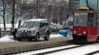 Terenowe auto wjechało na przystanek tramwajowy