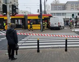 Zderzenie tramwaju z samochodem dostawczym