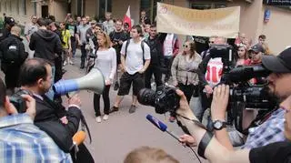 Protest przed komendą policji przy ulicy Wilczej