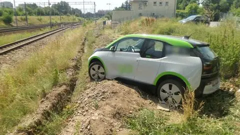 Utknął na żwirowym nasypie przy torach