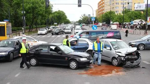 Honda zderzyła się z hyundaiem na środku skrzyżowania 