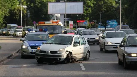 Wjechał w barierkę i urwał koło