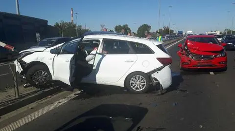 Zderzenie i korki na S8. Auto zawisło na barierce