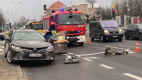 Samochód uderzył w latarnię, ta zablokowała ulicę