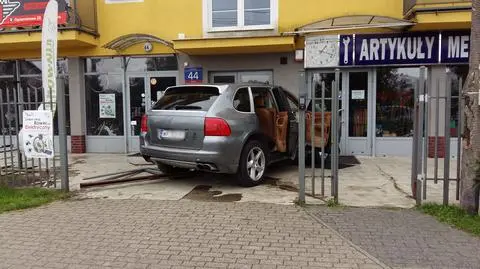 Auto wpadło w ścianę budynku w Wawrze