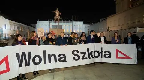 Protest przeciwko lex Czarnek 2.0. Przed Pałacem Prezydenckim apelowali o kolejne weto