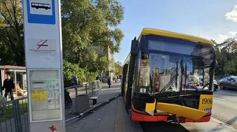 Kierowca autobusu uderzył w latarnię, ta spadła na kobietę