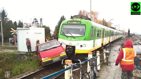 Zderzenie busa z pociągiem na niestrzeżonym przejeździe