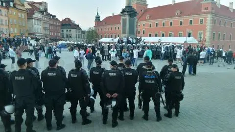 "Jeden z kibiców rzucił w policjantów racę"